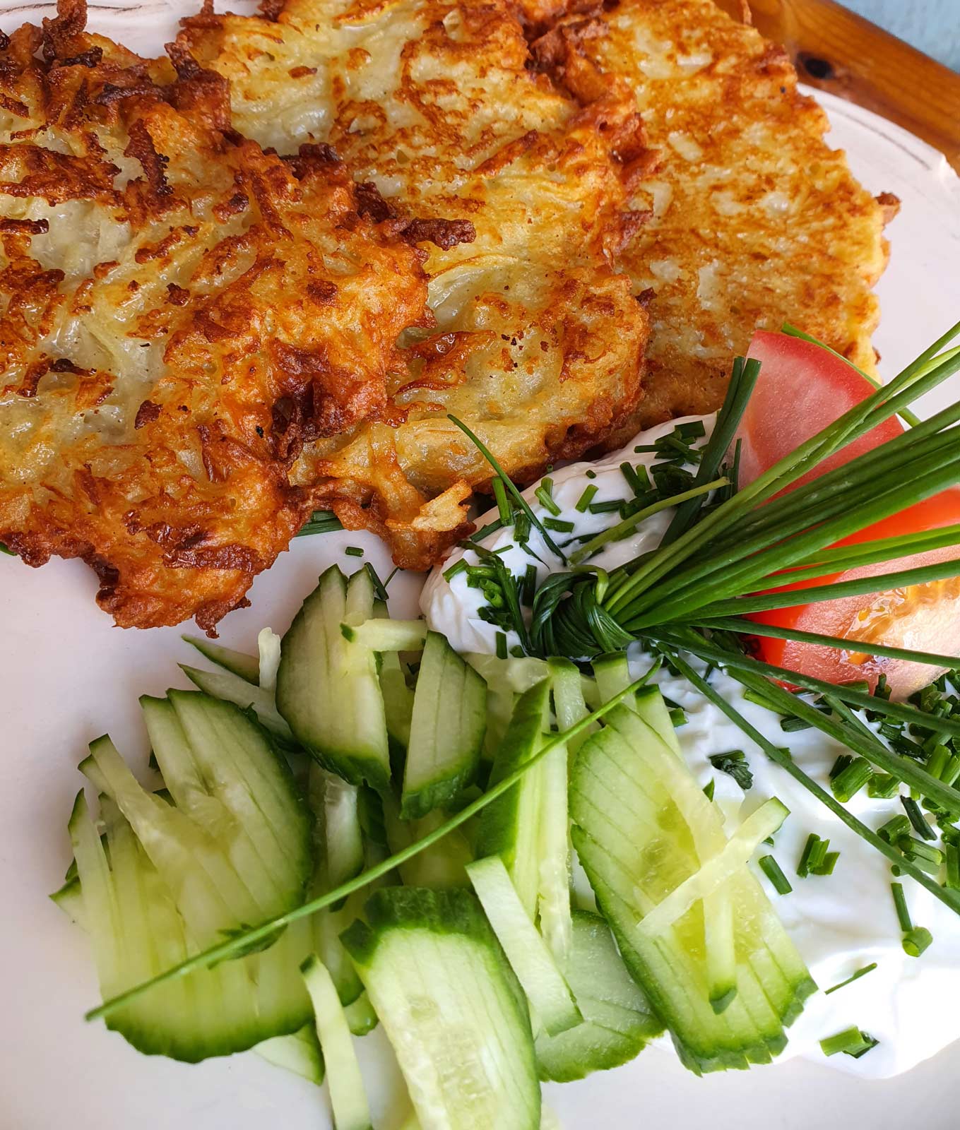 Typisch badische. Kartoffelpuffer mit Gurkensalat, Frühlingszwiebeln und Quark